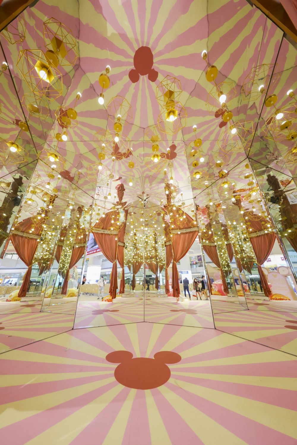 5米高夢幻光影打卡堡壘