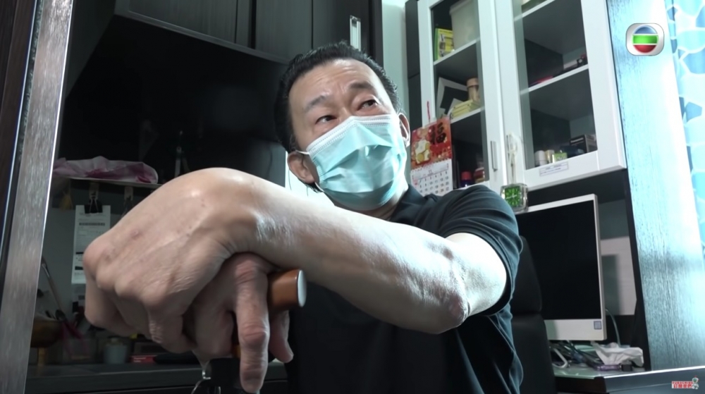 葉經理表示10月14號佢於家中不醒人事,佢更指自己當時已經死咗