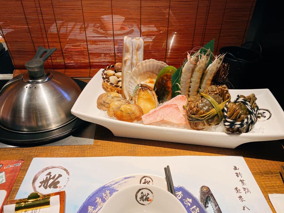 船渦以古風作主題,供應一人份的蒸氣火鍋,自己一個都可以打邊爐!
