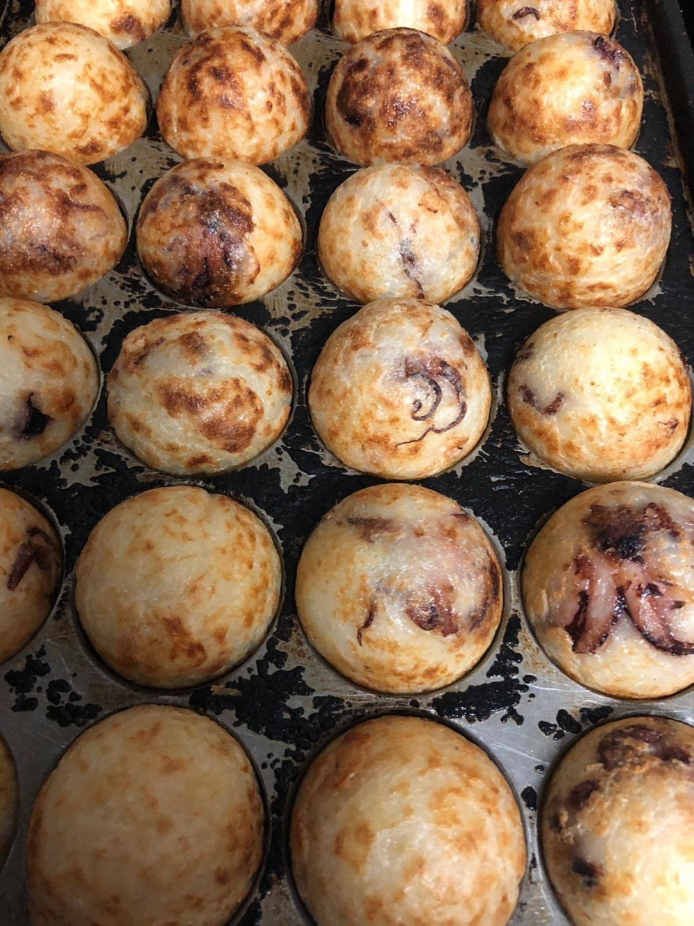章魚燒有超過8款口味,份量方面有4粒、6粒、8粒可選擇,想一次過食勻多款口味,可選擇雙拼自選兩款味道,最平$28起。
