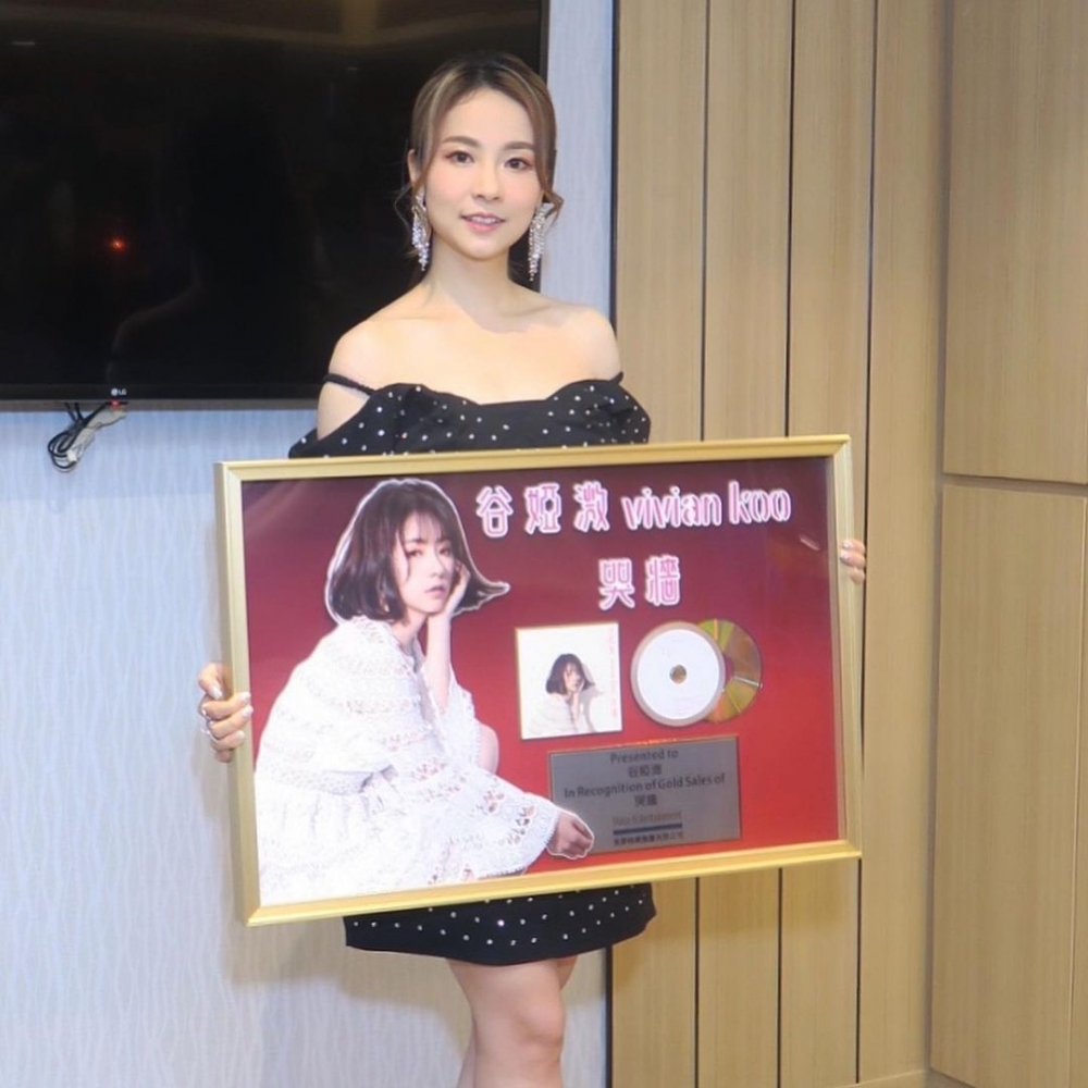 谷婭溦推出嘅首張專輯《哭牆》,奪得金唱片(1.5萬張銷量)好成績。