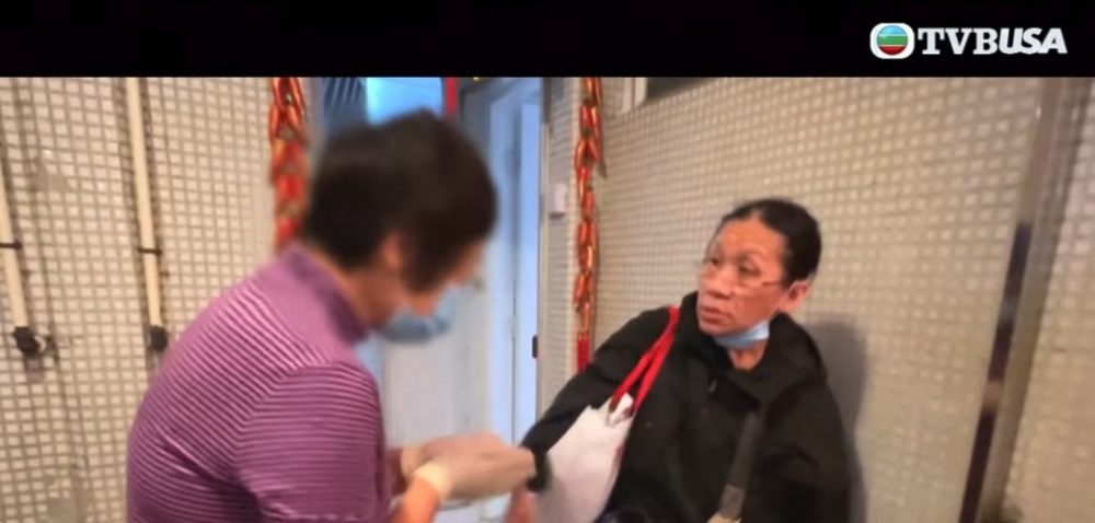 阿娟雙手合十,不停喺美華面前低頭道歉。
