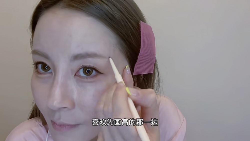 Theresa表示佢嘅左右臉唔對稱,右眉較高