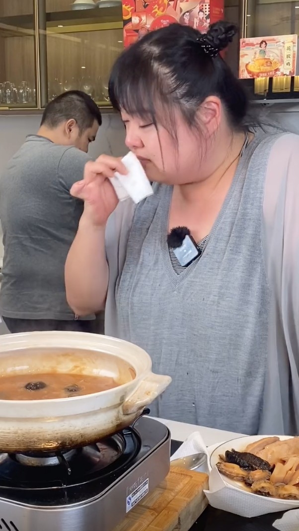 因為工作要長駐內地嘅佢同媽媽分隔兩地，又因為疫情關係好難見面，難怪細細粒講到聲淚俱下