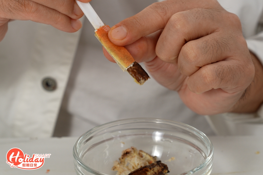 剪掉蟹腳關節位,再用大閘蟹棒把蟹肉推出。
