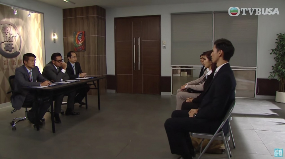 interview講明首先每人用英文一分鐘自我介紹,之後討論就用返廣東話,但其中一個面試者一開始就話:「我英文唔係咁好,都係用番中文自介啦」