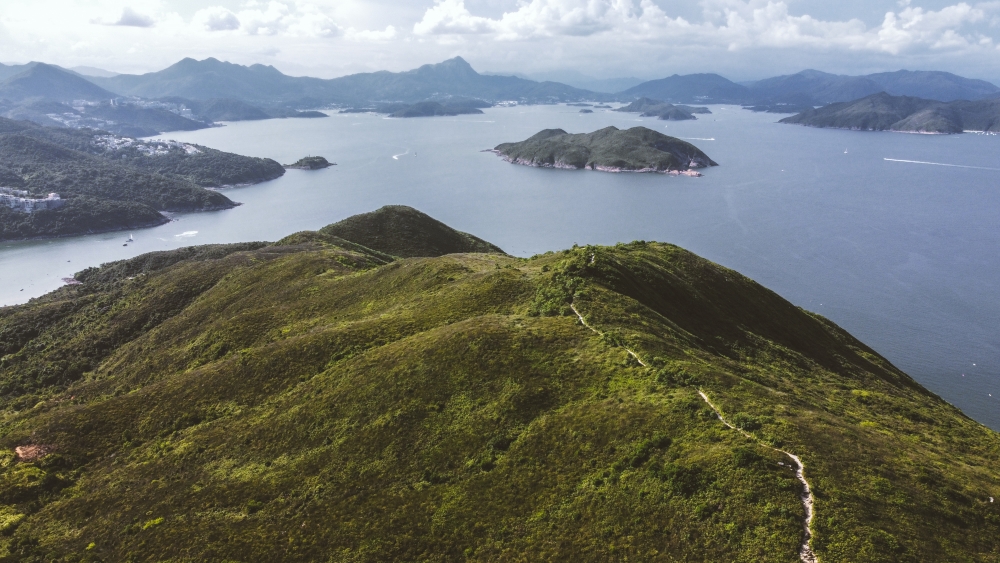 這次就跟著山脈旅孩,一同前往位於清水灣龍蝦灣郊遊徑的大嶺峒,探索香港大自然間壯麗的一面。