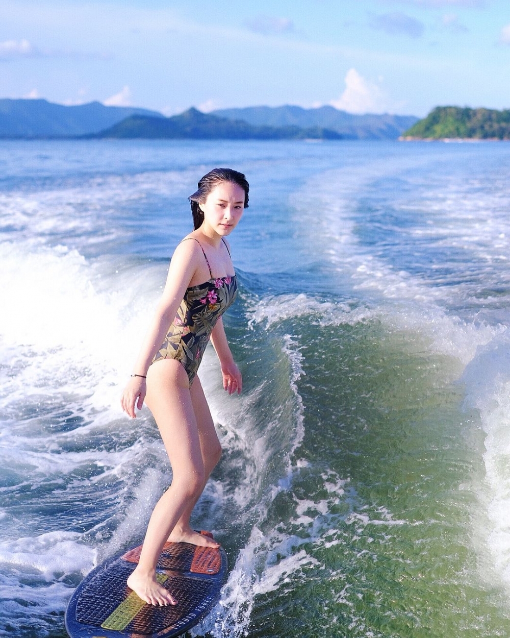 陳瀅出海都會悉心打扮
