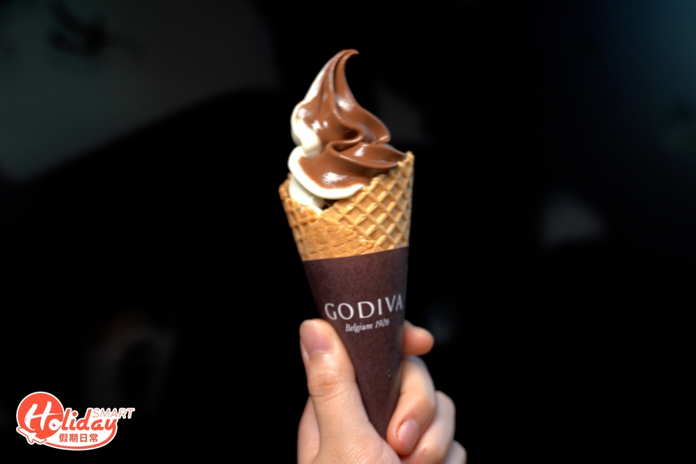 客人更可享用GODIVA士多啤梨朱古力及朱古力軟雪糕,Hotel ICON是全港唯一可任食的酒店,粉絲一定滿足。