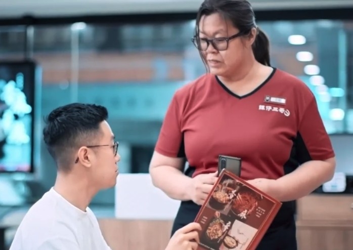 女友決定去譚仔返工,令港男十分苦惱?!