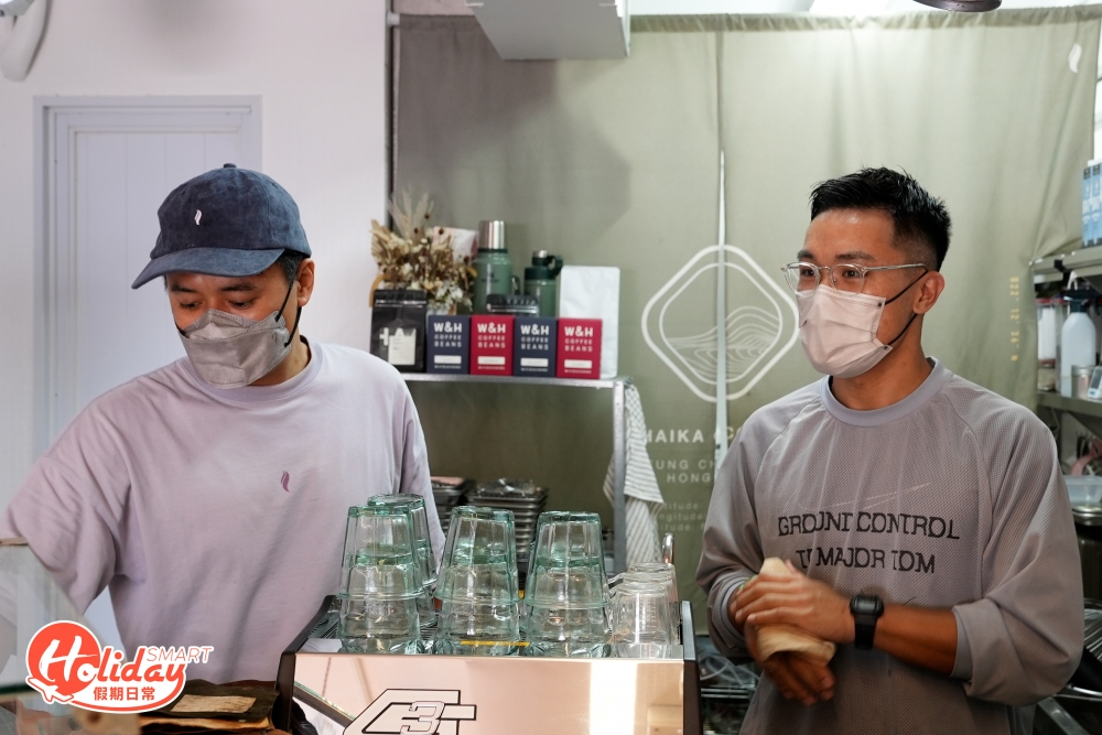 長洲海傍街新開間大走露營風為題的咖啡店,由兩位男店主Anson及Lucas主理。
