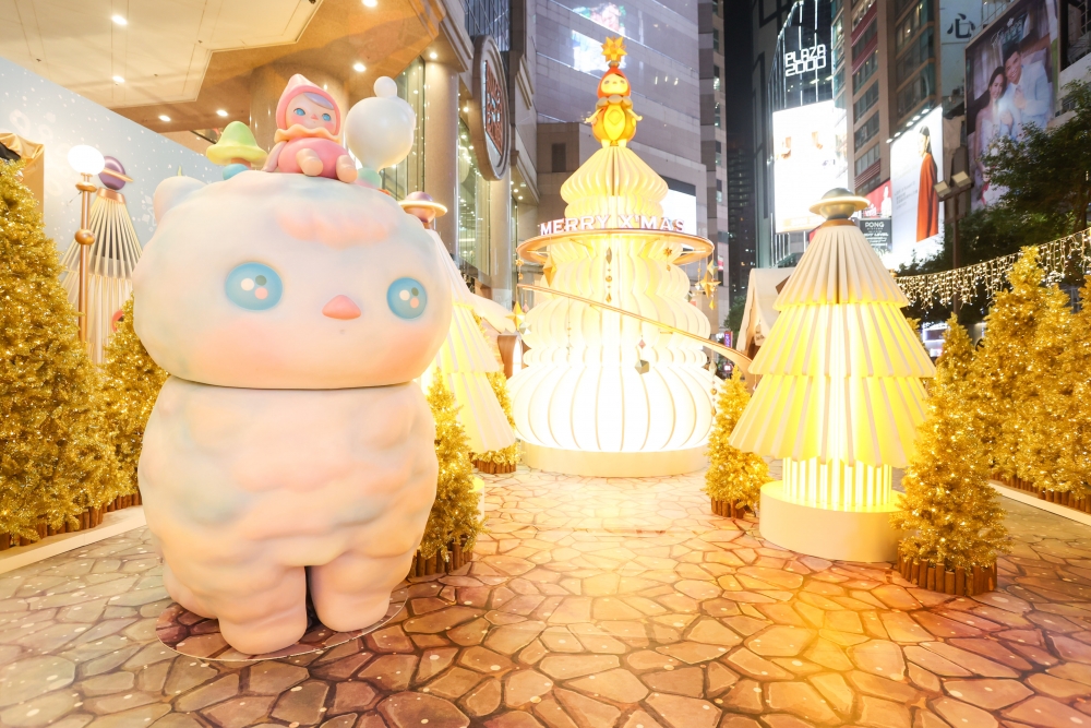 3.5米高的巨型太空貓與7米高的畢奇木製聖誕樹！