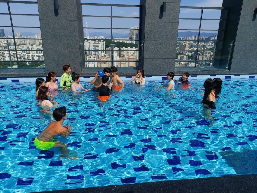 《GODIVA SHOW》標榜節目「無劇本、無導演、零剪輯」！為了呈現最真實的一面，節目透過60部攝影機，進行24小時無死角拍攝，並在YouTube上全程直播。