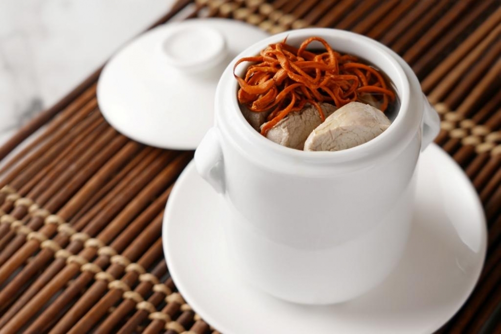 「8度之秋」自助晚餐：蟲草花燉老雞湯。