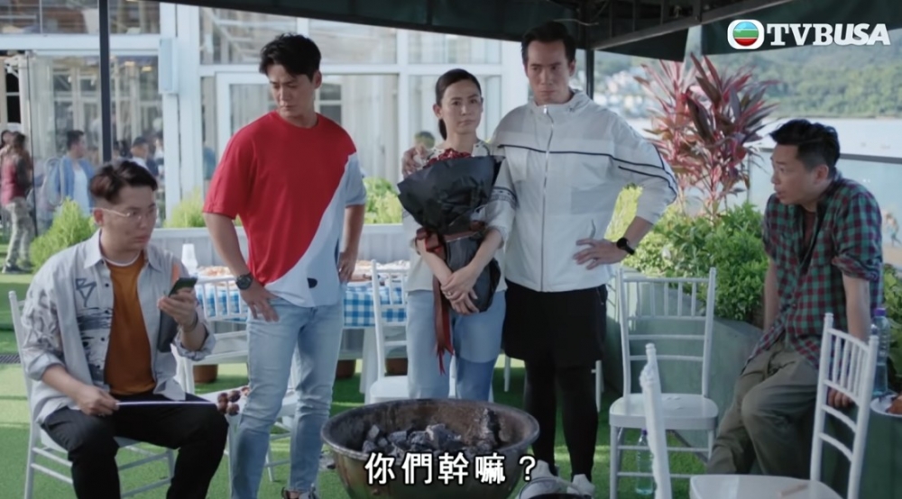 男同事因為新居入伙，所以就邀請同事們一齊去屋企BBQ。