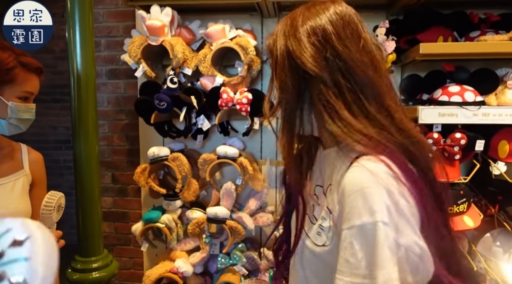 女友入園後立刻去店舖睇頭箍,經港男勸喻後就放棄購買!
