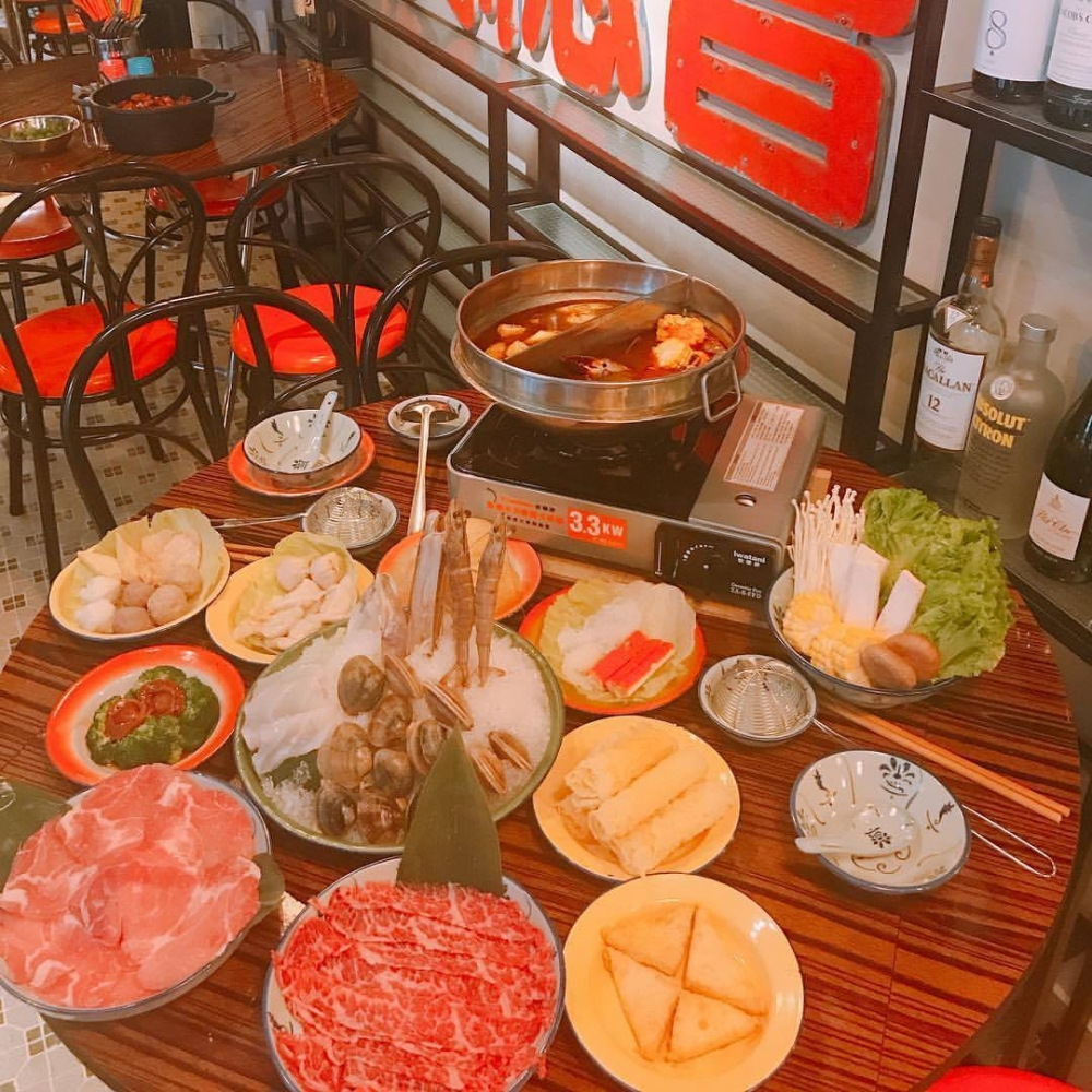 火水爐冰室火鍋一人$288有90分鐘用餐時間,多達73款肉類、火鍋配料及小食任食。