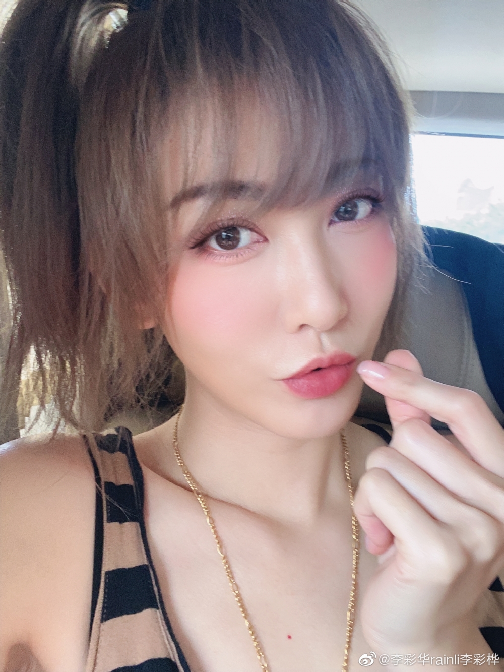 李彩華感謝神秘男子送上嘅玫瑰花驚喜,不過就覺得對方親自送花會更加好!