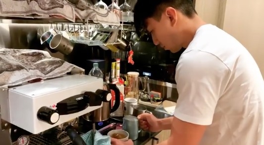 袁偉豪張寶兒愛巢廚房有好多設備包括焗爐、咖啡機等。