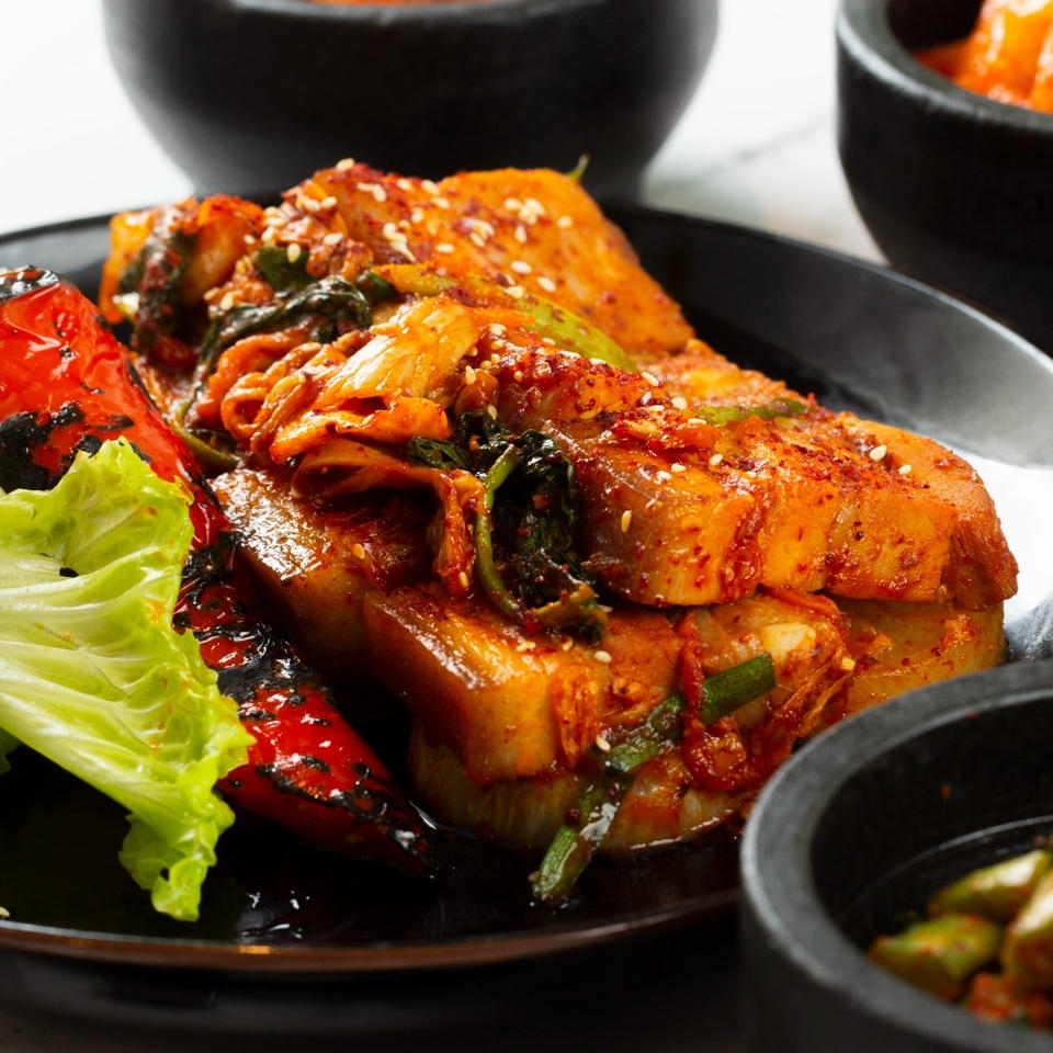 「韓宅‧渡假」主題自助餐-辣醬泡菜炒豬腩肉。