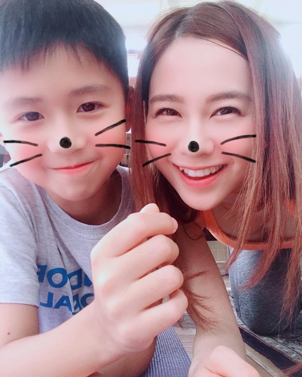梁茵同家人感情十分好！