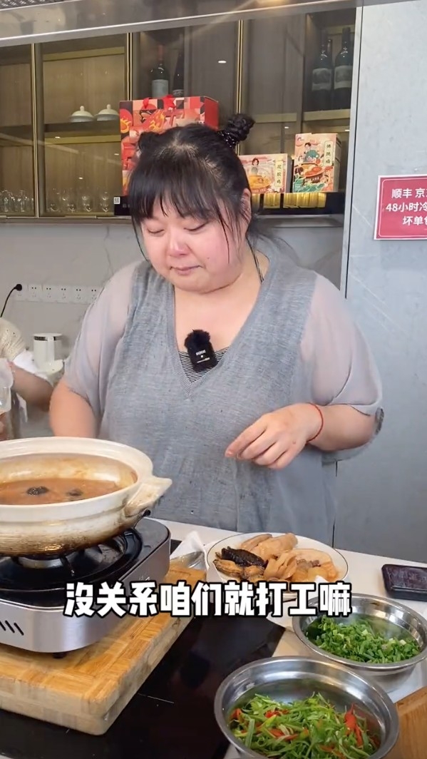 細細粒之後平復返心情，自我安慰：「真的是為了生活，來！沒關係咱們就打工嘛，沒關係咱們就好好努力。」