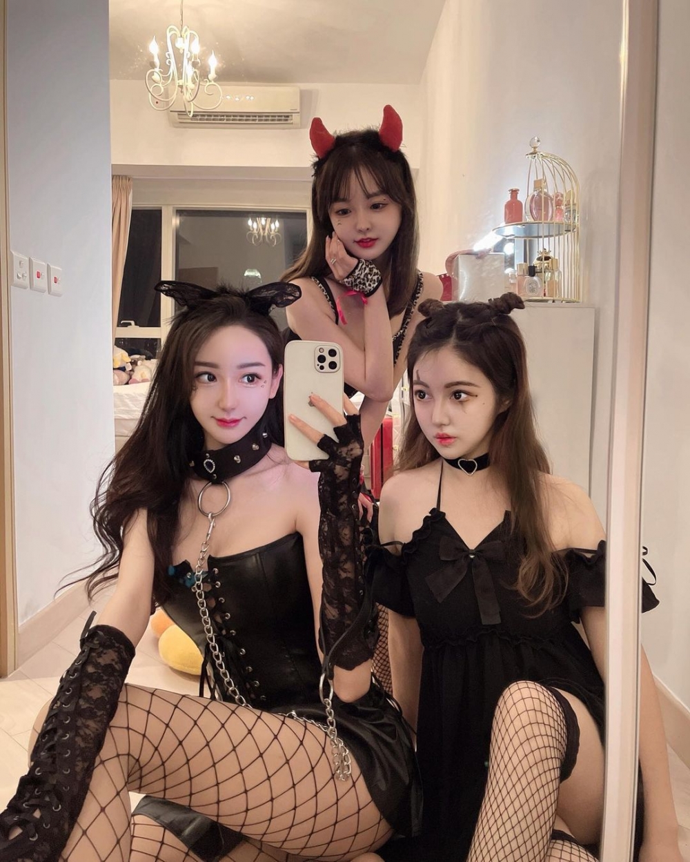 Cammi同閨蜜一齊自拍留念