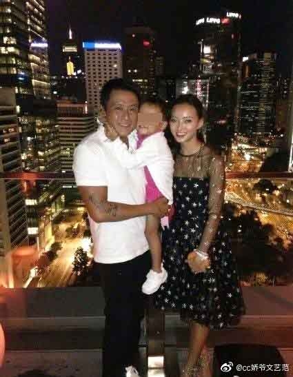 離婚後，二人女兒由魏駿傑撫養