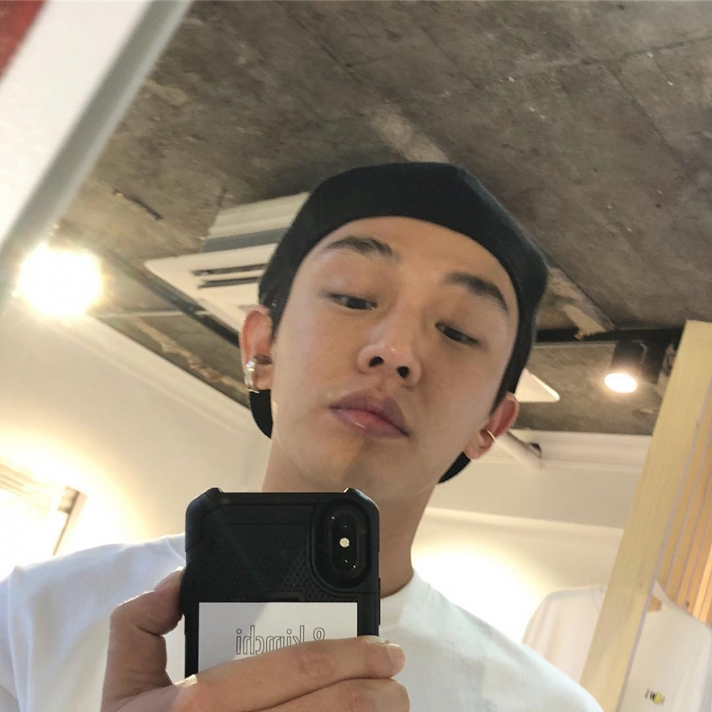 私下非常糊塗的劉亞仁,經常為了找手機而遲到。