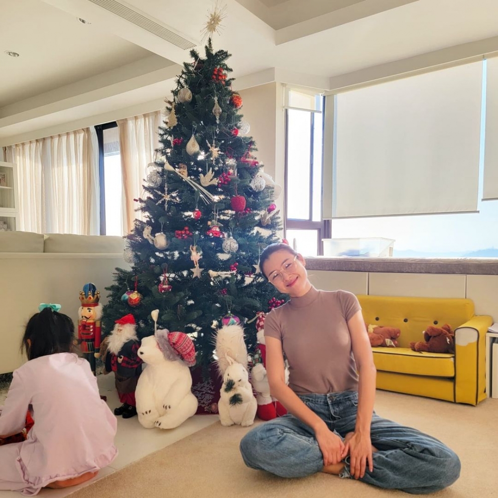 最近,陳茵媺就上載咗喺屋企佈置聖誕樹嘅照片,獲網民大讚美貌依然!