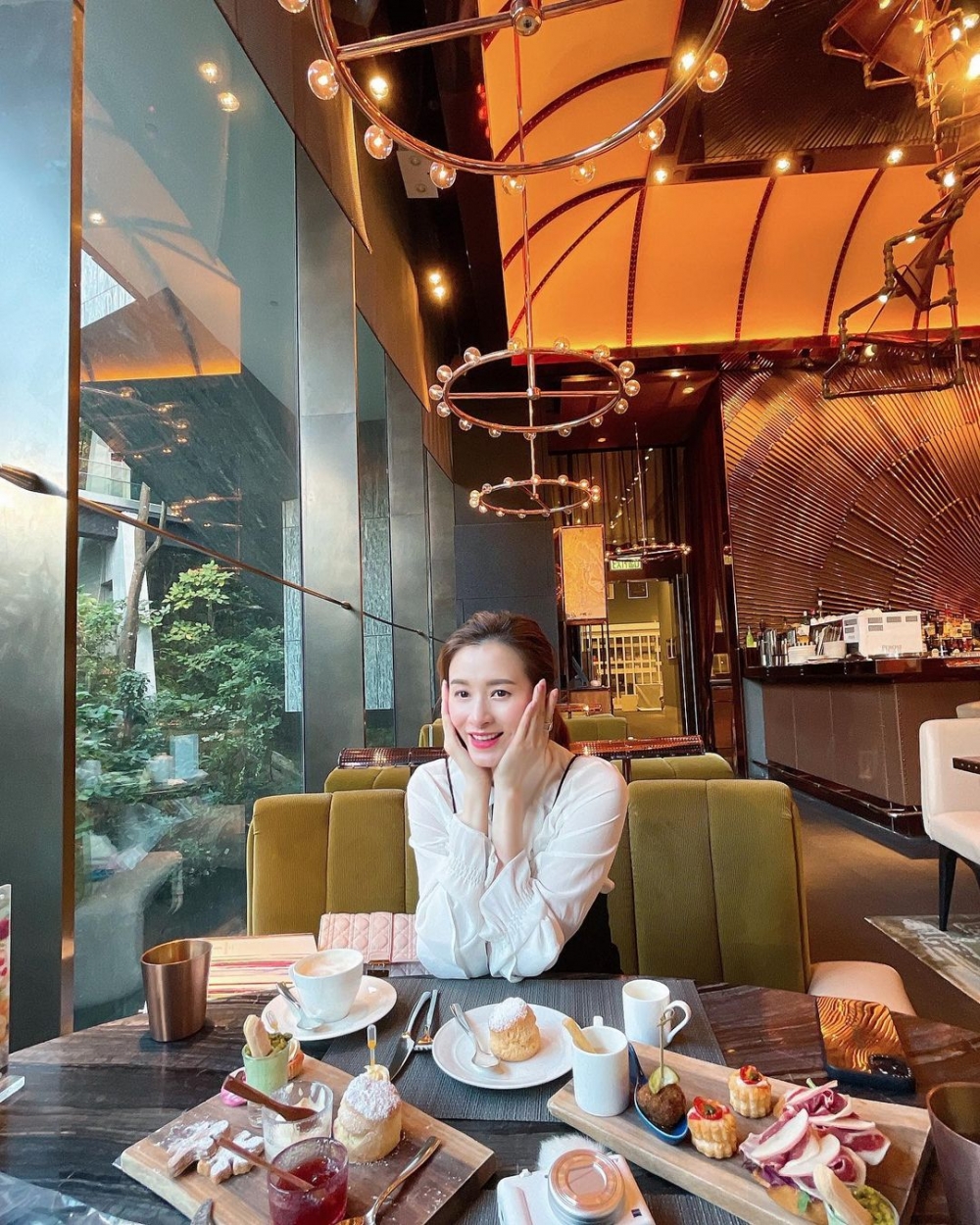 已為人母嘅Jessie同17年前變化不大，依然好靚女，絕對係凍齡女神！