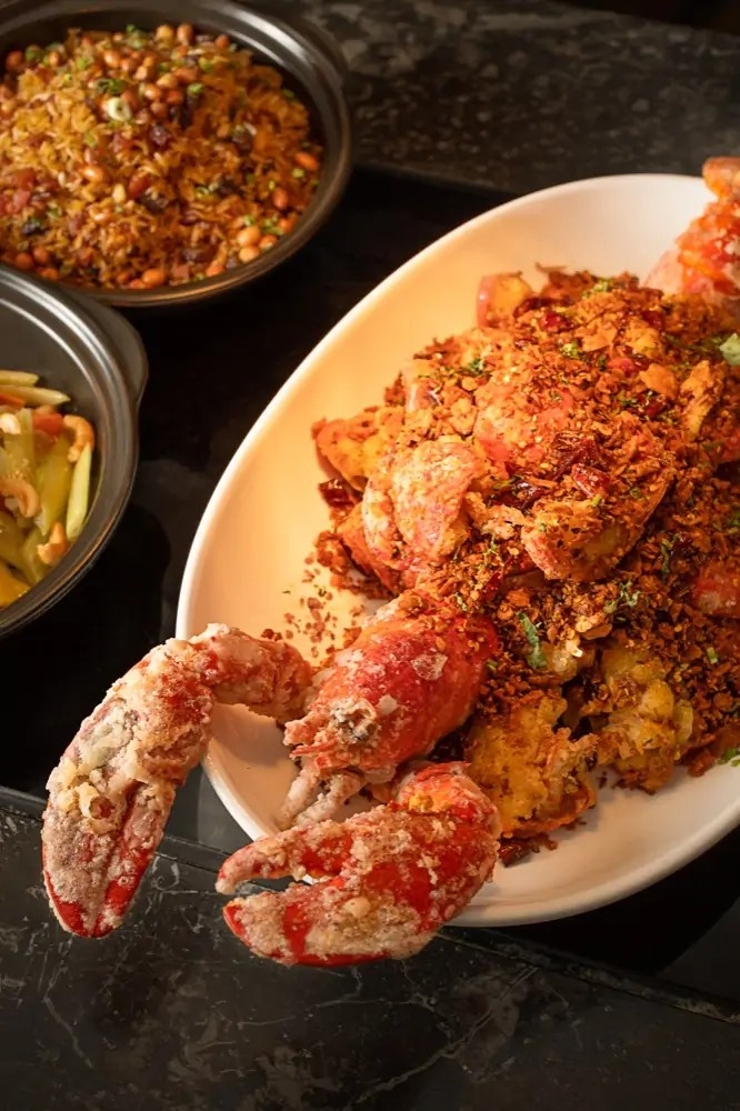 「港式大排檔風味自助餐」避風塘炒龍蝦。