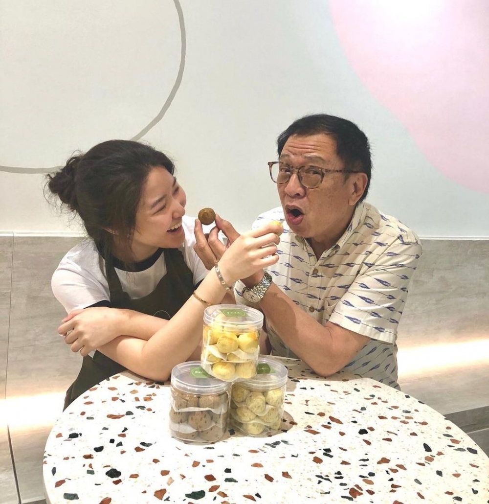 許紹雄非常疼愛女兒,仲將新加坡嘅豪宅歸囡囡名下!