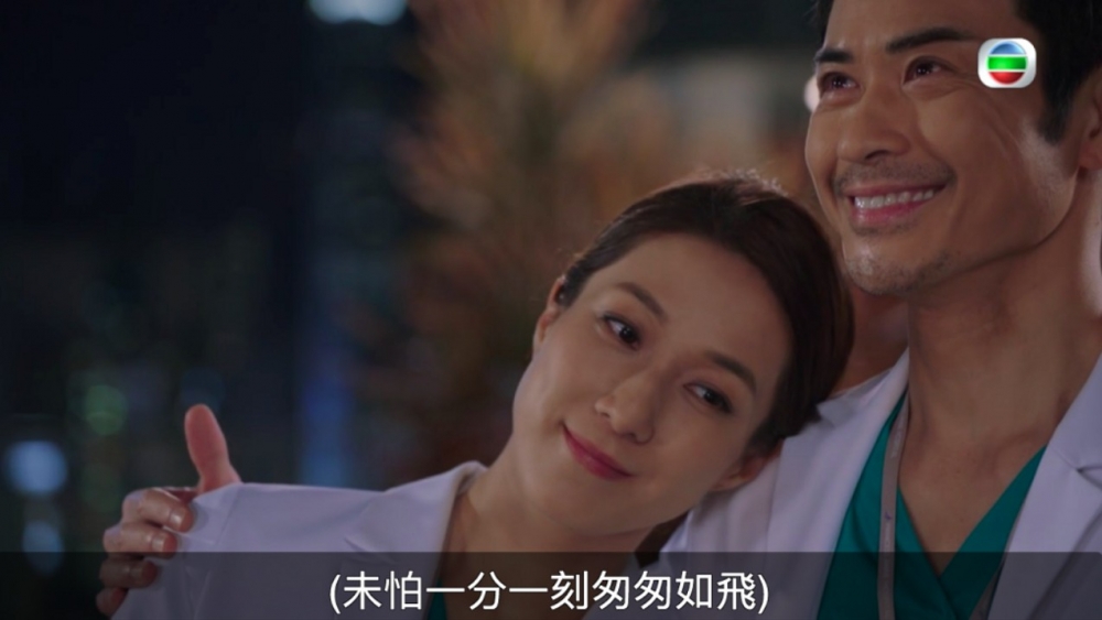 鐘嘉欣都倚在鄭嘉穎身邊