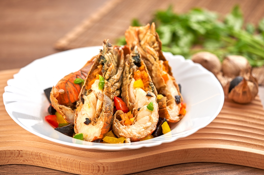 「秋日滋補自助餐」黑蒜銀杏炒琵琶蝦。