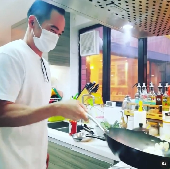 陳豪偶爾以會幫手下廚,為陳茵媺分擔家務!