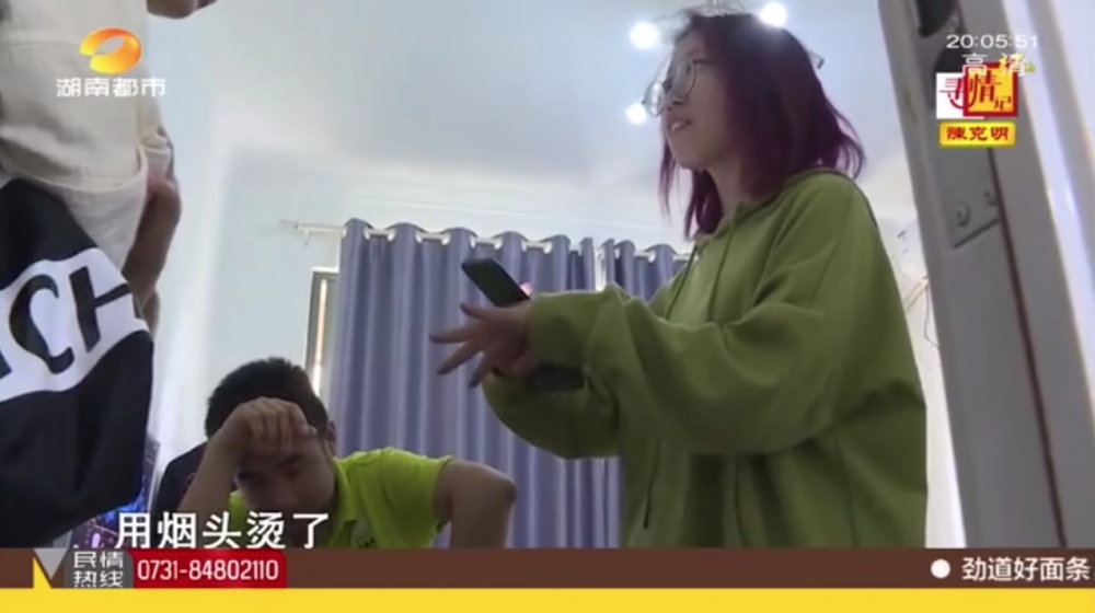 李霞稱丈夫趕佢出門口,而佢每次返娘家哭訴都會被父母勸佢離婚,但佢唔想離婚