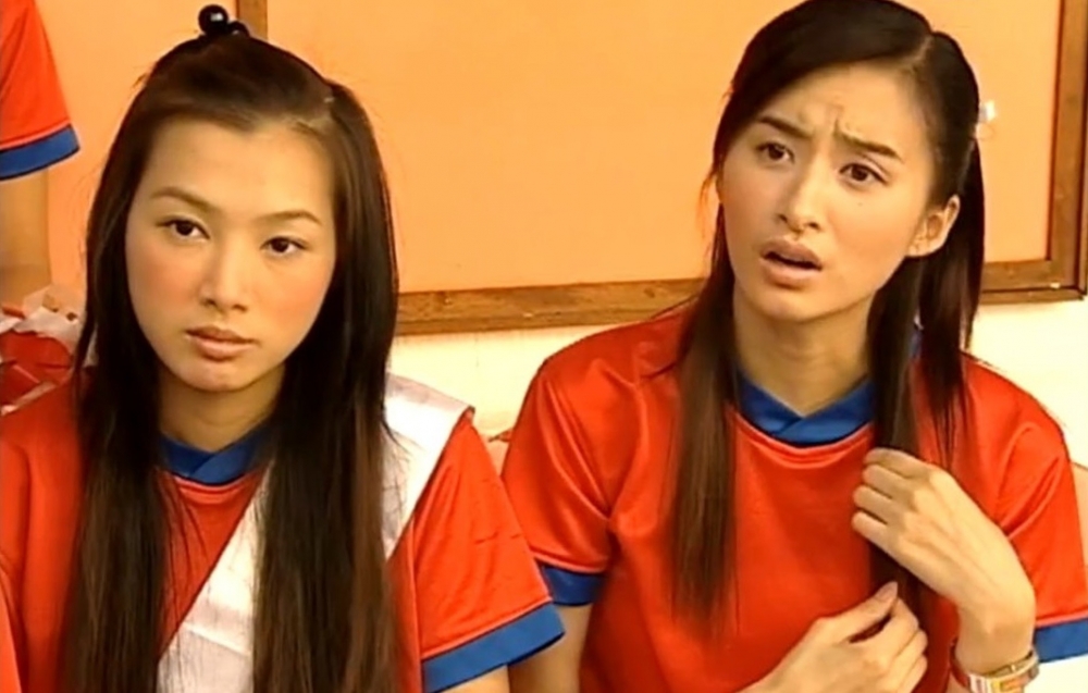 沈卓盈飾演學生妹嘅佢樣子青澀，無咩違和感，酒窩非常甜美。