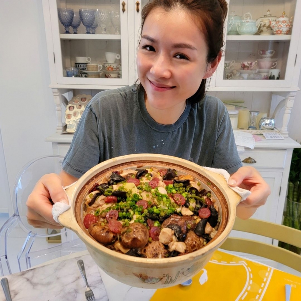 飯廳後面仲有一個櫃子,擺放林林總總嘅玻璃杯、茶具等。