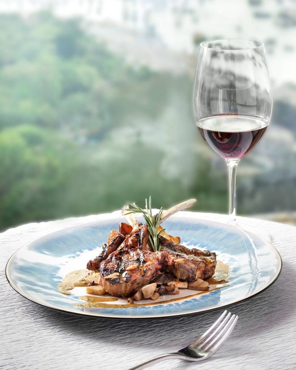 凡一行6人惠顧「環球美饌半自助晚餐」，可獲贈一瓶指定精選紅或白酒。