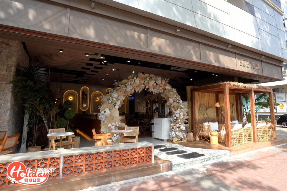 觀塘都有峇里島的感覺?最近觀塘新開間Cafe 「be leaf」,裝修充滿異國度假風,設有室內和半露天座位,主打甜品和輕食,而且是寵物有善,趁放假來一場峇里島偽旅行!