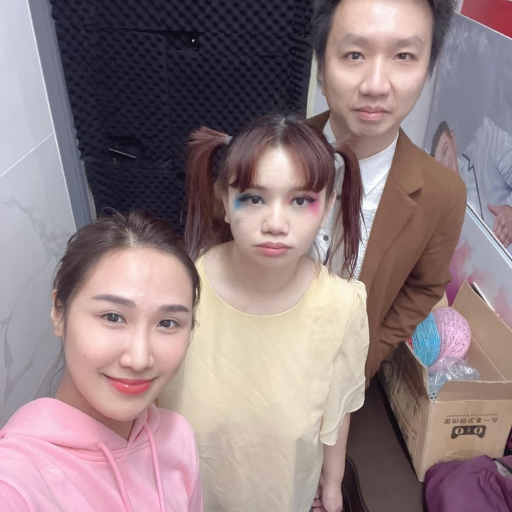 有網民認為阿儀好似被人擺佈,而且表情往往一啲笑容都無。