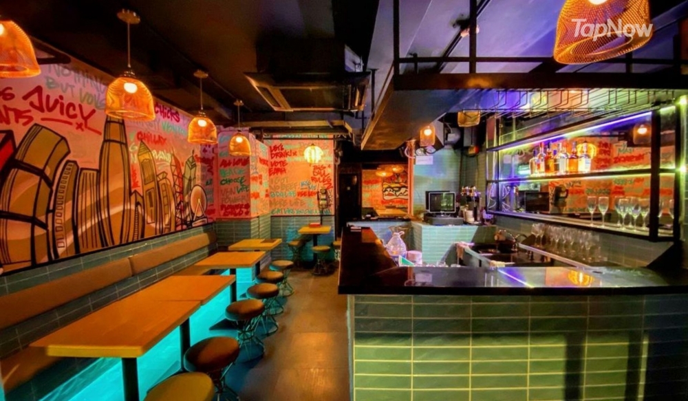 店內充滿霓虹燈裝飾好有 feel~