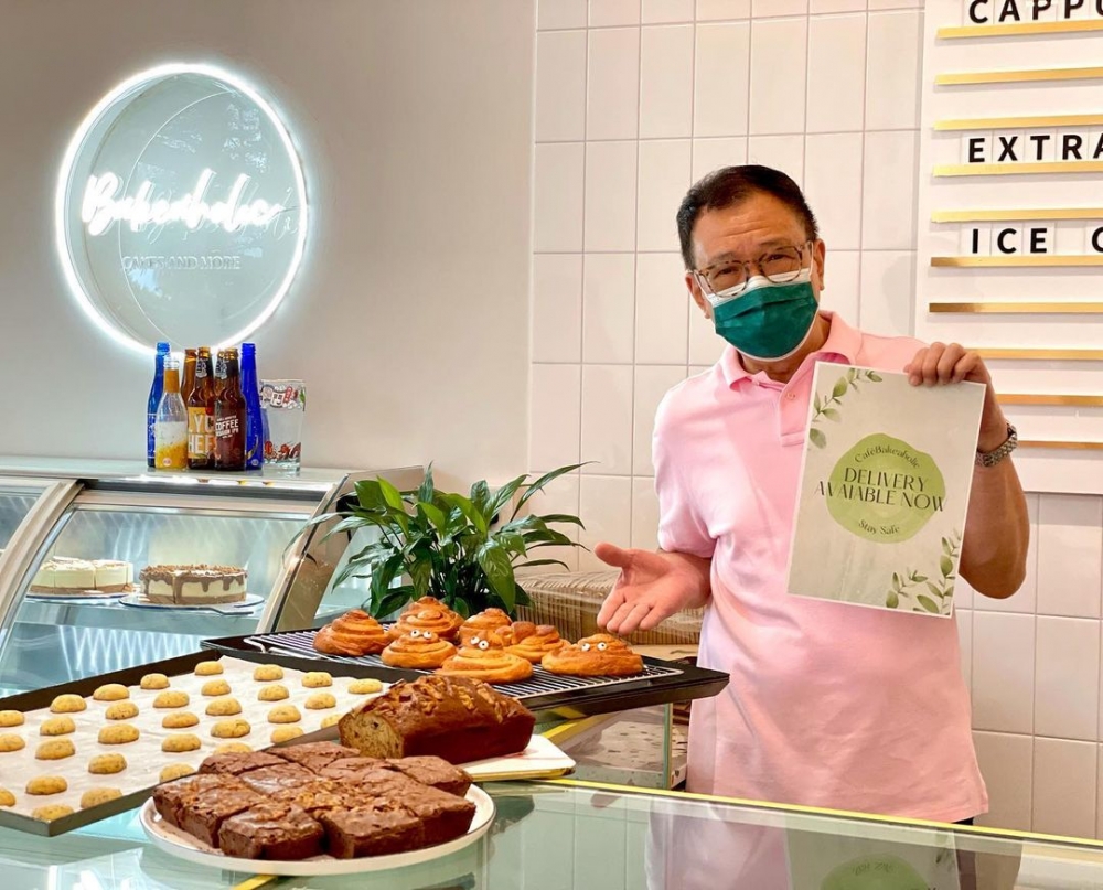許紹雄做生招牌,為囡囡嘅店舖做宣傳!
