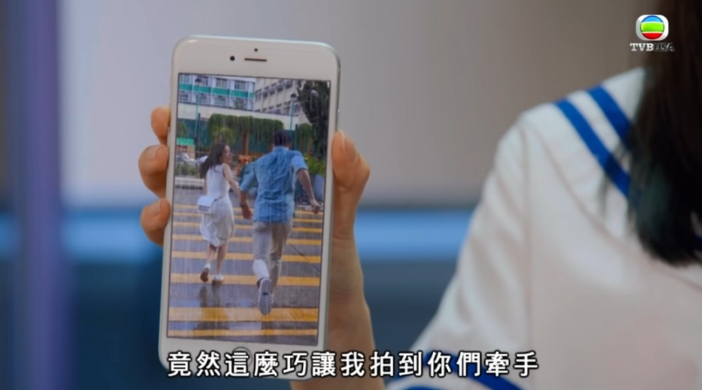 港媽將兒子拍拖嘅情景偷拍於電話中,令兒子不得不承認有女友嘅事實!