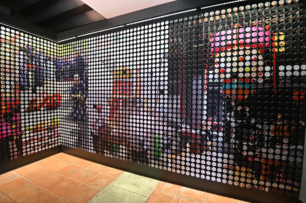 全新嘅展覽系列「循聲覓道——香港非物質文化遺產」，客席策展人蕭國健表示展覽特別以聲音作為引子，例如慶典中嘅喧鬧聲、製作長衫時嘅衣車聲等，畀參觀者一個仿如身臨其境嘅感覺。