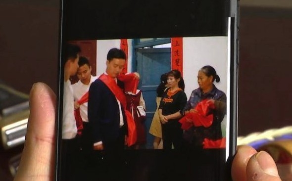 然而,婚禮嘅照片質素卻令兩夫婦非常失望!