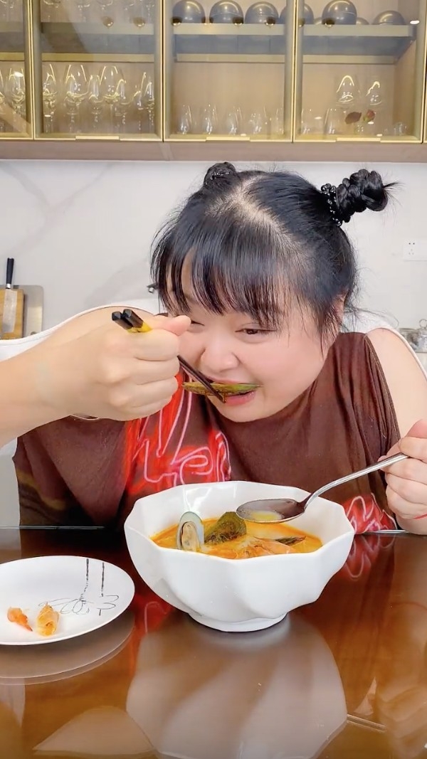 有網民認為自爆過自己體重高達230磅嘅細細粒咁樣日日「吃播」，體重或已超過300磅，容易出現健康問題。