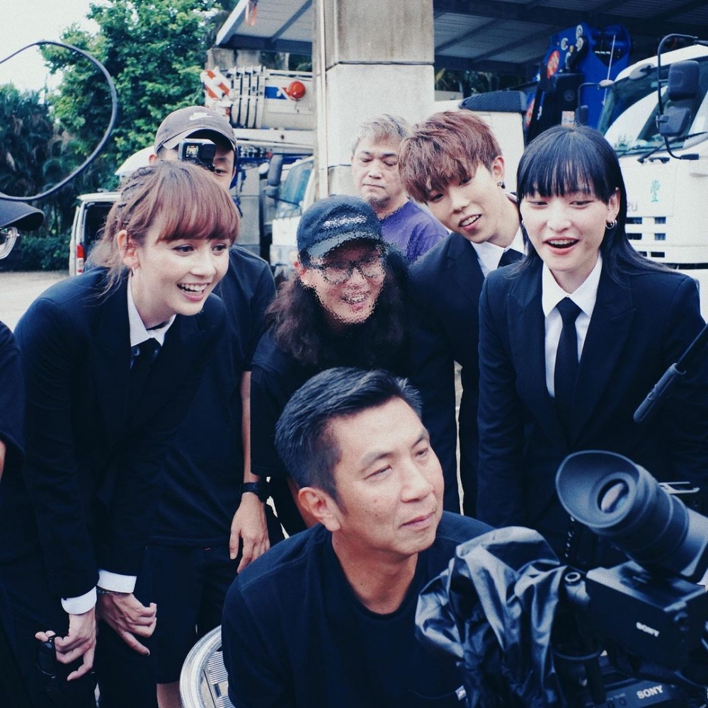 《香港秘密搜查官》由曾製作過《花姐ERROR遊》、《美女郊遊遊》、《ERROR自肥企画》等，「格仔導演」Mike導（劉諾衡）領軍的「無制限」團隊主理。