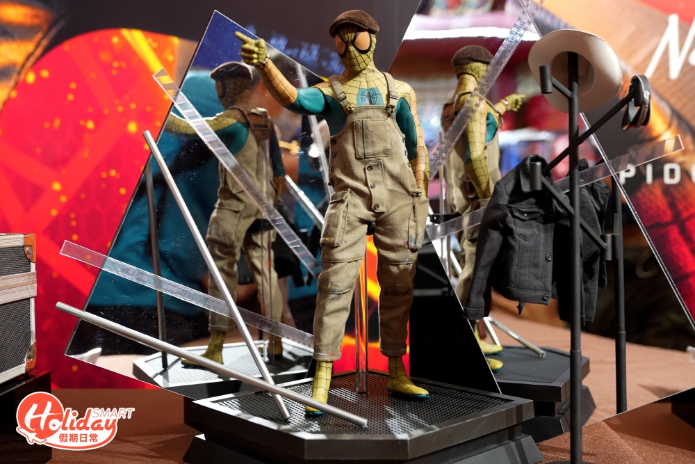 另外HOT TOYS更特別與MIRROR成員AK、隊長LOKMAN及德仔ALTON合作,以經典蜘蛛俠漫畫造型作為藍本,各自設計3款原創1:6比例珍藏人偶及獨有場景。